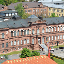 Ein Luftbild der Pfalzgalerie Kaiserswlautern.
Man sieht die Front des Hauses.