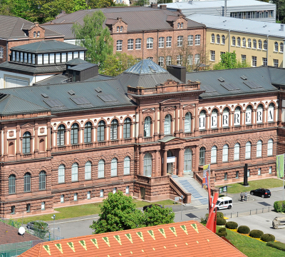 Ein Luftbild der Pfalzgalerie Kaiserswlautern.Man sieht die Front des Hauses.