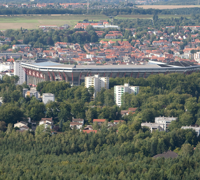 Die Sicht vom Humbergturm auf das Fritz-Walter-Stadion. Hinter dem Stadion Sieht man die Stadt.