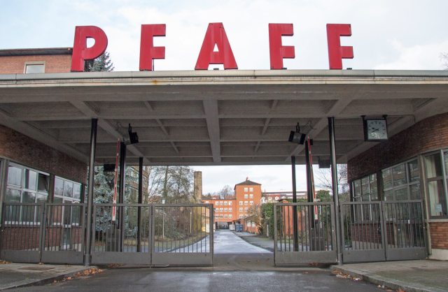 Der Eingang zum Pfaff-Gelände mit dem Firmennamen in großen, roten Buchstaben. © Stadt Kaiserslautern