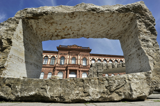 Blick auf das Museum Pfalzgalerie durch eine rechteckige Steinskulptur
