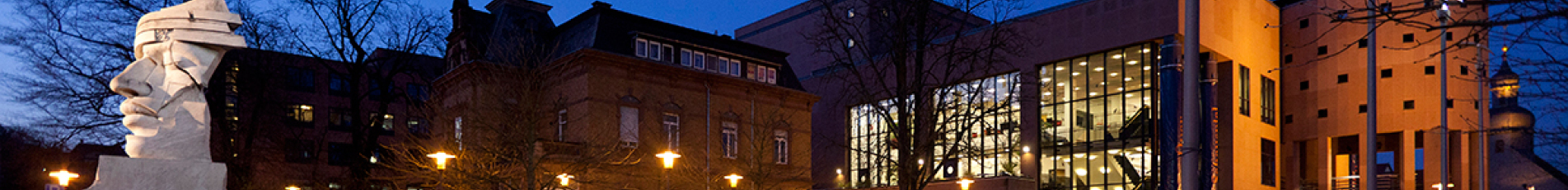 Das Pfalztheater bei Dämmerung vom Willy-Brand-Platz aus.Gut kann man am rechten Bildrand die Rotunde erkennen.