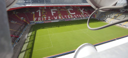 Blick vom Dach des Fritz-Walter-Stadions auf den Rasen