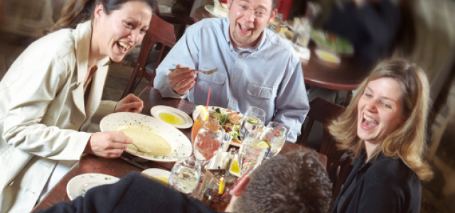Einen blick auf zwei Paare in ausgelassener Stimmung beim gemeinsamen Essen in einem Restaurant. 