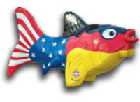 Eine große Fischfigur in den Farben der deutschen und amerikanischen Flagge.
