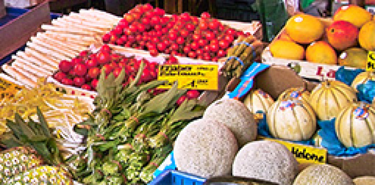 Gemüse und Obst als Auslage am Wochenmarktstand