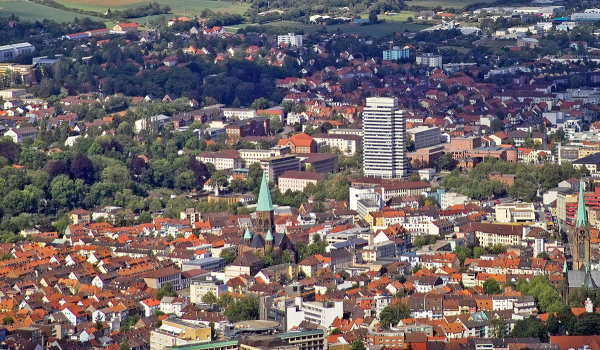 Luftbildaufnahme von Kaiserslautern; zu sehen sind Rathaus, Apostelkirche, Marienkirche, Pfalztheater, Pfalzbibliothek und vielesmehr