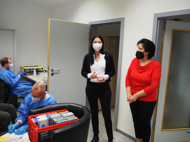 Anja Pfeiffer (mitte) mit Claudia Lenhardt (rechts) im Impfbereich in der Glockstubb  © Stadt Kaiserslautern 