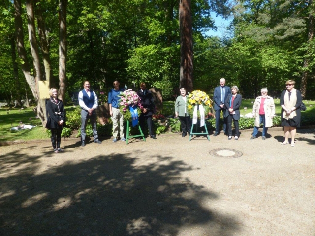 Teilnehmer der diesjährigen Kindergräberzeremonie auf dem Hauptfriedhof © Bruni Pütz