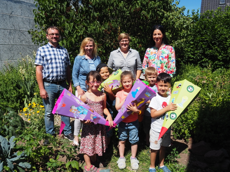 Christian Goedtel-Herm, Sonja Jahn, Annika Lange und Anja Pfeiffer bei der Schultütenübergabe (v.l.n.r.)  © Stadt Kaiserslautern