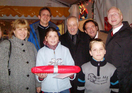 Foto zeigt Christin und Ritchi Recklis mit Vertretern von Sparkasse und Stadt Kaiserslautern