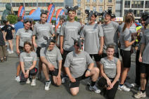 Mit originellem Outfit an den Start - das Team Karstadt Quelle: www.firmenlauf-pfalz.de