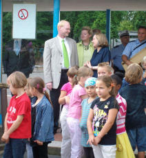 Schuldezernent Joachim Färber bei der Einschulungsfeier der Erstklässler der Pestalozzischule