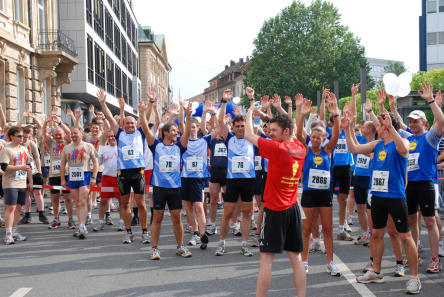 Sportler beim Warm-Up an der Startlinie Quelle: www.firmenlauf-pfalz.de