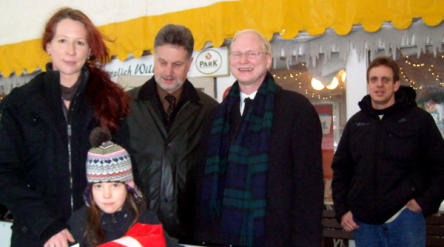 Foto zeigt Janina Barth mit ihrer Mutter, Werner Stumpf und Joachim Färber © Stadt Kaiserslautern