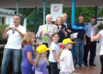 Foto zeigt Schuldezernent Färber mit Schülern, Eltern und Lehrern 