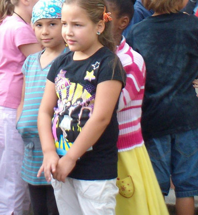 Foto zeigt Schüler als Bühnendarsteller und die zuschauenden Erstklässer