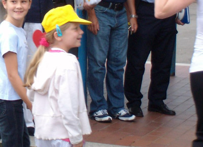 Foto zeigt Schüler als Bühnendarsteller und die zuschauenden Erstklässer