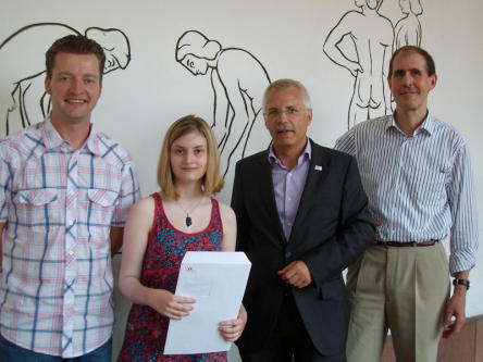 Foto zeigt die Preisträgerin Alina Freund mit Schulleiter Max Laveuve und Peter Krietemeyer, Direktor des Referates Schulen sowie Christoph Ohsiek, Fachbereichsleiter Latein (v.r.) © Stadt Kaiserslautern