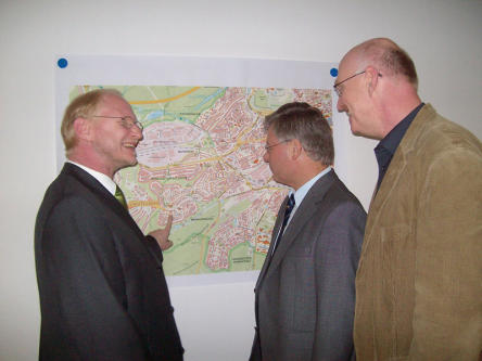 Foto zeigt  v.l.n.r. Beigeordneter Joachim Färber, Günter Andes,  Direktor des Referat Soziales und Gerhard Heinelt vom Referat Soziales freuen sich über das neue Stadtteilbüro auf dem Bännjerrück