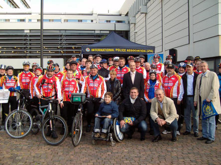 Foto zeigt das Kaiserslauterer Begrüßungskomitee mit den Radfahrerinnen und Radfahrern