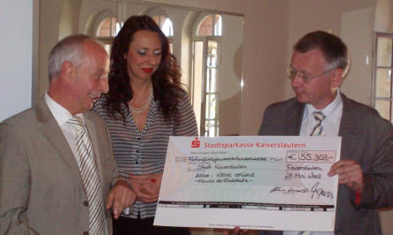 Foto zeigt Oberbürgermeister Dr. Klaus Weichel, Dr. Susanne Wimmer-Leonhardt, und Michael Krauss bei der Scheckübergabe