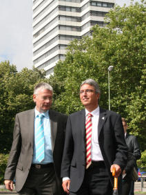 von links: Oberbürgermeister Dr. Klaus Weichel und Staatssekretär Roger Lewentz, Landesministerium des Inneren und für Sport. © Stadt Kaiserslautern