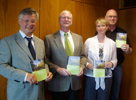 Von links: Günter Andes, Joachim Färber, Marion Michel und Gerhard Heinelt stellen die neue Broschüre 