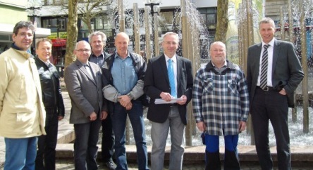 Techniker und Mitarbeiter der Stadt bringen Kaiserslauterns Brunnen zum Sprudeln. © Stadt Kaiserslautern