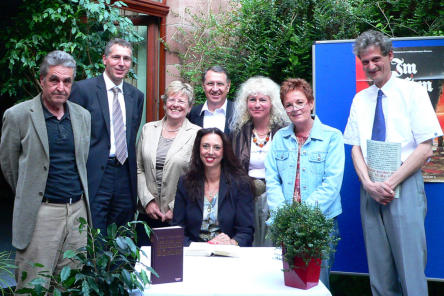 enno Feth (FBU), Beigeordneter Peter Kiefer, Ruth Leppla (SPD), Prof. Bernd Rosenberger (CDU), Bürgermeisterin Dr. Susanne Wimmer-Leonhardt (sitzend), Gilda Klein-Kocksch (Grüne), Ingeborg Schüler (FDP), Franz-Josef Huschens (Leiter der Stadtbibliothek) (v.l.n.r.)  