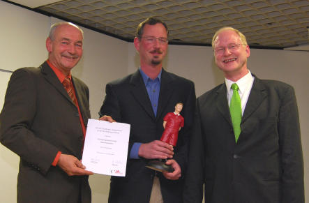 v.r.n.l. Beigeordneter Joachim Färber und Gehardt Scheidt vom Jugendreferat ehren Harmut Jaensch (Mitte) von der Postsportgemeinschaft