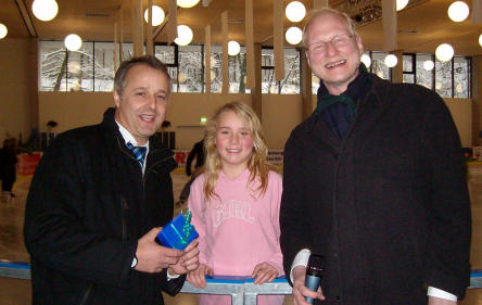 Markus Vollmer, Annika Schellbach und Beigeordneter Joachim Färber auf der Kaiserslauterer Eisbahn. © Stadt Kaiserslautern