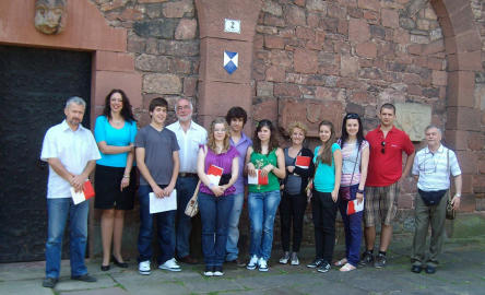 ürgermeisterin Dr. Susanne Wimmer-Leonhardt und Paul Punstein, Leiter der Emmerich-Smola-Musikschule Kaiserslautern mit Musikerinnen und Musikern sowie deren Betreuer aus den Partnerstädten Banja Luka und Guimaraes vor dem Casimirschloss. © Stadt Kaiserslautern