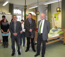 Beigeordneter Färber (rechts im Bild) und Wolfgang Ernst (mitte im Bild) vom Referat Schulen besuchen die Fachklasse Altenpflege der BBSII© Stadt Kaiserslautern