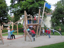 Erstklässler der Geschwister-Scholl-Grundschule erobern den neu eröffneten Spielplatz in der Schreberstraße.© Stadt Kaiserslautern