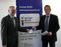 vo. li.: Gerhard Degen und OB Dr. Weichel stellen das Jahresprogramm des Europa Direkt Informationszentrums vor. © Dieter Retter