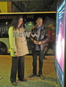 Bild: Frau Dr. Wimmer-Leonhardt und Thomas Brenner im Gespräch vor einem Citylight-Plakat der 'Letzten Inszenierung'© Stadt Kaiserslautern