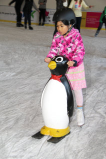 Kind mit Pinguin © Stadt Kaiserslautern