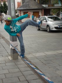 eilnehmer auf der Slackline