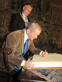 Wojtek Czyz beim Eintrag in das Goldene Buch der Stadt © Stadt Kaiserslautern