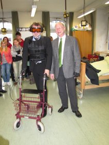 Beigeordneter Färber (rechts im Bild) und Wolfgang Ernst (links im Bild) vom Referat Schulen besuchen die Fachklasse Altenpflege der BBSII© Stadt Kaiserslautern