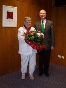 Beigeordneter Joachim Färber gratuliert Diana Dietrich zur Auszeichnung mit dem Bundesverdienstkreuz. © Stadt Kaiserslautern