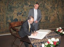 Erfreut beobachtet Oberbürgermeister Dr. Klaus Weichel den japanischen Botschafter Dr. Takahiro Shinyo beim Eintrag in das Goldene Buch der Stadt. © Stadt Kaiserslautern