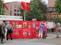 Bild: Schautafeln liefern Infos rund um Kaiserslauterns Historie. © Stadt Kaiserslautern