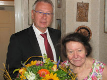 Oberbürgermeister Dr. Klaus Weichel mit der Jubilarin Katharina Gerrmann. © Stadt Kaiserslautern