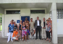 Tobias Wiesemann, Oberbürgermeister Dr. Klaus Weichel, Peter Kiefer und Mitglieder des Fördervereins Warmfreibad e. V. vor dem renoviertem Wandfeld. © Stadt Kaiserslautern