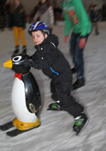 Kind mit Pinguin © Stadt Kaiserslautern