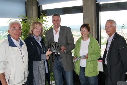 von rechts: Hans-Georg Vatter, Geschäftsführer der Verkehrswacht, Dr. Eva Niebergall-Walter, Vorsitzende der Verkehrswacht, Beigeordneter Peter Kiefer, Gabriele Fliege, TüV Rheinland, und Peter Krietemeyer, Beiratsmitglied Verkehrswacht. © Dieter Retter