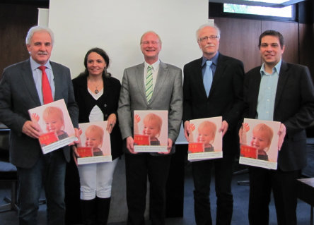 Bild von links: Kreisbeigeordneter Gerhard Müller, Heike Habel, Beigeordneter Joachim Färber, Manfred Brunn und Thorsten Haferanke stellen das Elternbegleitbuch vor. © Stadt Kaiserslautern