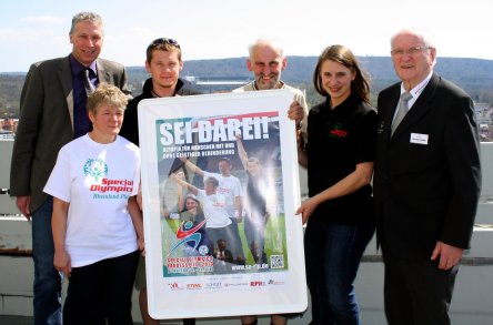 orstellung des Veranstaltungsplakates (v.l.n.r.: Peter Kiefer (Beigeordneter der Stadt Kaiserslautern), Sabine Flauaus (Schwimmerin der Westpfalz-Werkstätten), Wojtek Czyz (Paralympics-Sieger, Leichtathletik), Miriam Welte (Olympiasiegerin & Weltmeisterin Bahnrad), Karl-Heinz Thommes (Präsident Special Olympics Rheinland-Pfalz e.V.). © Stadt Kaiserslautern